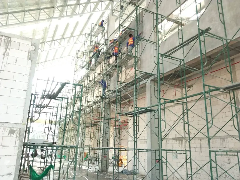 งานฉาบผนังภายในอาคารสูง พร้อมแนวท่อร้อยสายไฟ